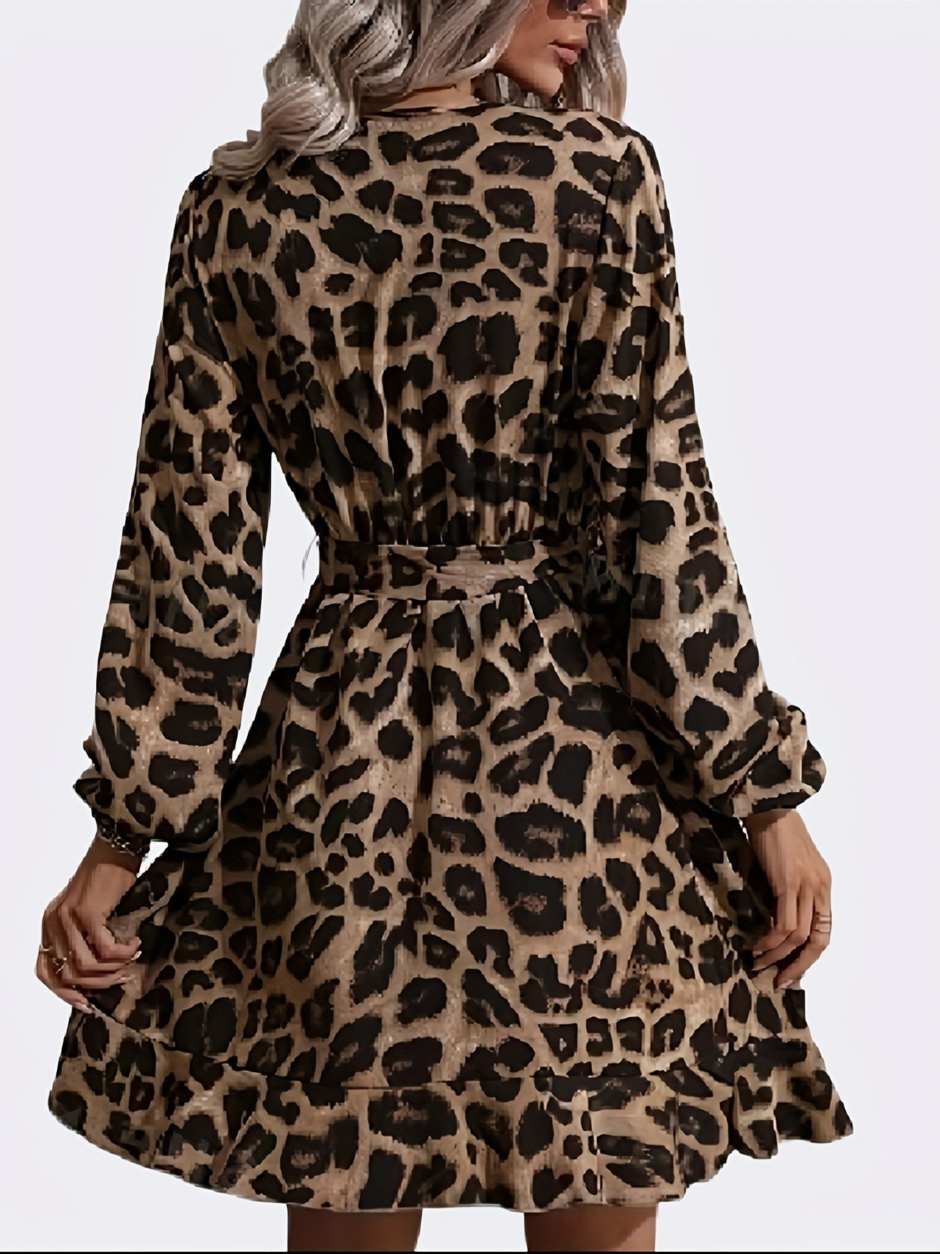 Abito Leopard Chic con Scollo Incrociato e Cintura